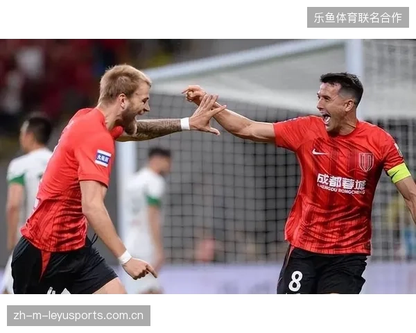 莱切特不仅是成都蓉城后防中坚，其精准的长传也成为球队由守转攻战术中的重要发起点